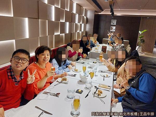 王品牛排02-餐前氣泡飲與烤麵包.jpg 王品牛排02-餐前氣泡飲與烤麵包.jpg