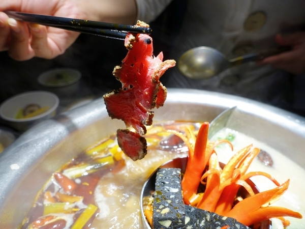 寬巷子信義店:【信義區捷運美食】寬巷子創意料理鍋品 顛覆傳統!一場兼具華麗視覺感官與味蕾的美食饗宴~