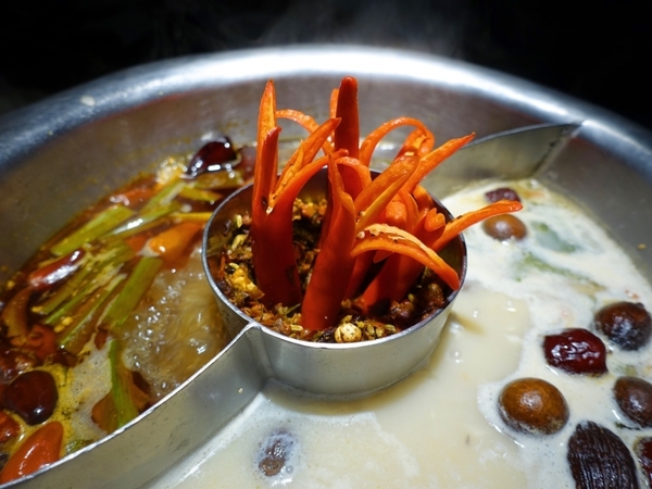 寬巷子信義店:【信義區捷運美食】寬巷子創意料理鍋品 顛覆傳統!一場兼具華麗視覺感官與味蕾的美食饗宴~