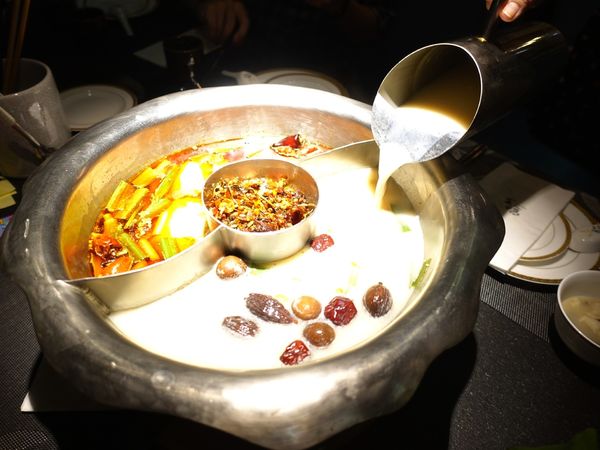 寬巷子信義店:【信義區捷運美食】寬巷子創意料理鍋品 顛覆傳統!一場兼具華麗視覺感官與味蕾的美食饗宴~