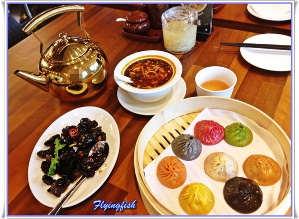 樂天皇朝(微風信義)： ✜ 繽紛吸睛、吃過尚嘻華ㄟ過鹹水八味馬卡龍小籠包！ -「樂天皇朝(微風信義店)」(初訪) ٩(๑❛ᴗ❛๑)۶