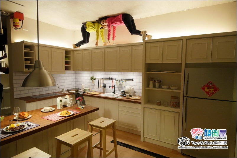 【台北 展覽】反轉世界華山顛倒屋 ~ 一起進入電影全面啟動、顛倒世界般的超現實顛倒世界 反轉世界超有趣!!! / 華山1914文創園區森林劇場 / 捷運忠孝新生