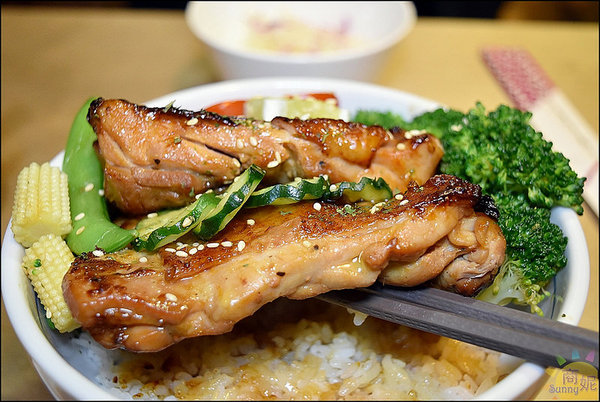 秋刀鬪肥牛:台中好吃丼飯附生菜味噌湯瓶裝飲料吃到飽。秋刀鬪肥牛。食材用料都很實在吃過就愛上它@商妮吃喝遊樂
