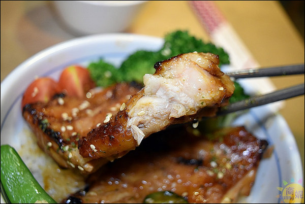 秋刀鬪肥牛:台中好吃丼飯附生菜味噌湯瓶裝飲料吃到飽。秋刀鬪肥牛。食材用料都很實在吃過就愛上它@商妮吃喝遊樂