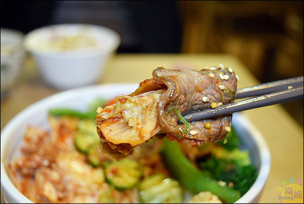 秋刀鬪肥牛:台中好吃丼飯附生菜味噌湯瓶裝飲料吃到飽。秋刀鬪肥牛。食材用料都很實在吃過就愛上它@商妮吃喝遊樂