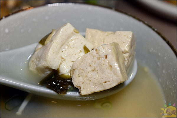 秋刀鬪肥牛:台中好吃丼飯附生菜味噌湯瓶裝飲料吃到飽。秋刀鬪肥牛。食材用料都很實在吃過就愛上它@商妮吃喝遊樂