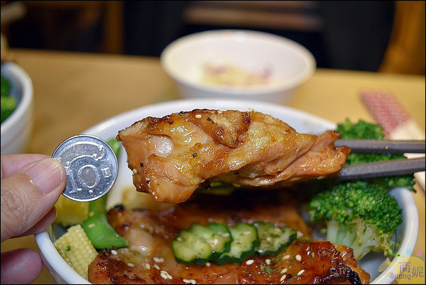 秋刀鬪肥牛:台中好吃丼飯附生菜味噌湯瓶裝飲料吃到飽。秋刀鬪肥牛。食材用料都很實在吃過就愛上它@商妮吃喝遊樂