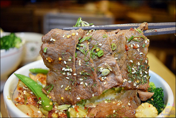 秋刀鬪肥牛:台中好吃丼飯附生菜味噌湯瓶裝飲料吃到飽。秋刀鬪肥牛。食材用料都很實在吃過就愛上它@商妮吃喝遊樂
