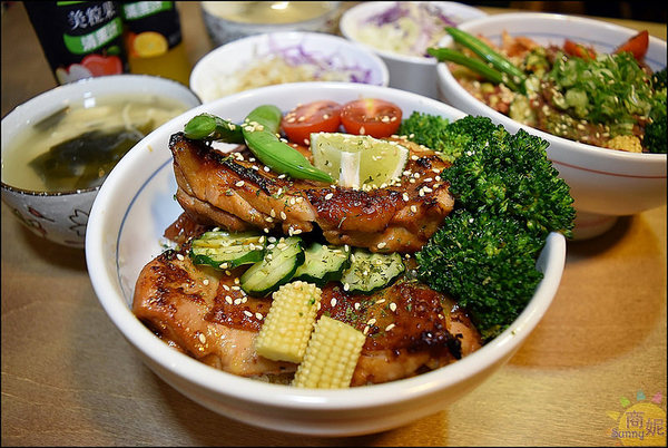 秋刀鬪肥牛:台中好吃丼飯附生菜味噌湯瓶裝飲料吃到飽。秋刀鬪肥牛。食材用料都很實在吃過就愛上它@商妮吃喝遊樂