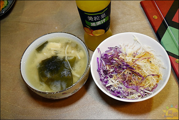 秋刀鬪肥牛:台中好吃丼飯附生菜味噌湯瓶裝飲料吃到飽。秋刀鬪肥牛。食材用料都很實在吃過就愛上它@商妮吃喝遊樂