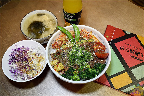 秋刀鬪肥牛:台中好吃丼飯附生菜味噌湯瓶裝飲料吃到飽。秋刀鬪肥牛。食材用料都很實在吃過就愛上它@商妮吃喝遊樂