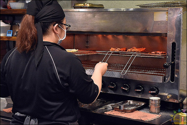 秋刀鬪肥牛:台中好吃丼飯附生菜味噌湯瓶裝飲料吃到飽。秋刀鬪肥牛。食材用料都很實在吃過就愛上它@商妮吃喝遊樂