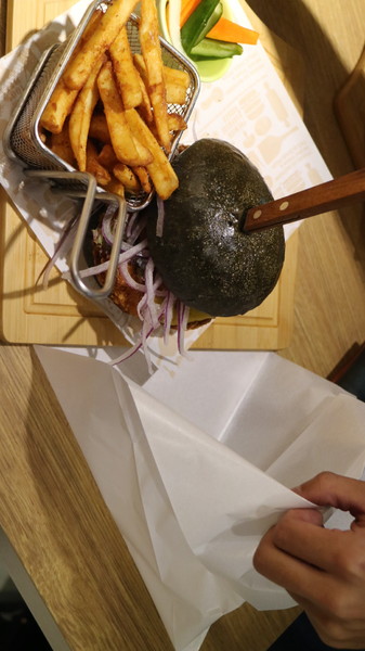 Fanier chef’s burger 費尼主廚漢堡(台北忠孝店)：【台北美食】Fanier chef's burger 費尼主廚漢堡-台北忠孝店