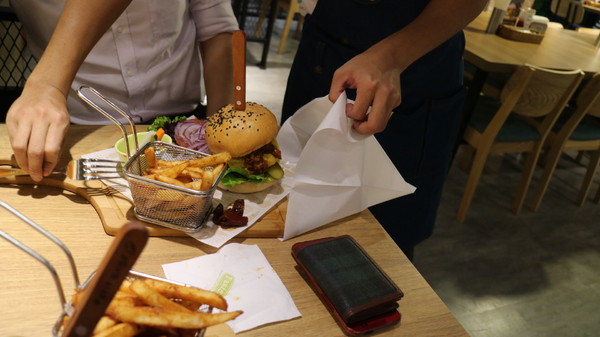 Fanier chef’s burger 費尼主廚漢堡(台北忠孝店)：【台北美食】Fanier chef's burger 費尼主廚漢堡-台北忠孝店