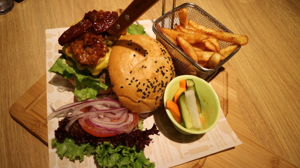 Fanier chef’s burger 費尼主廚漢堡(台北忠孝店)：【台北美食】Fanier chef's burger 費尼主廚漢堡-台北忠孝店