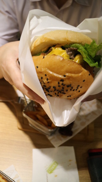 Fanier chef’s burger 費尼主廚漢堡(台北忠孝店)：【台北美食】Fanier chef's burger 費尼主廚漢堡-台北忠孝店