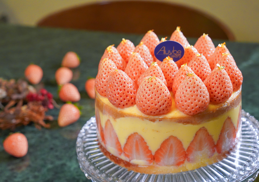 [高雄]艾樂比手作烘焙坊-冬季限定必吃!紅遍全台的重量級法式草莓蛋糕 - 美食好芃友