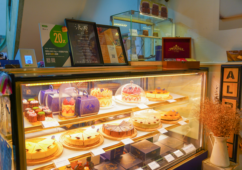 [高雄]艾樂比手作烘焙坊-冬季限定必吃!紅遍全台的重量級法式草莓蛋糕 - 美食好芃友