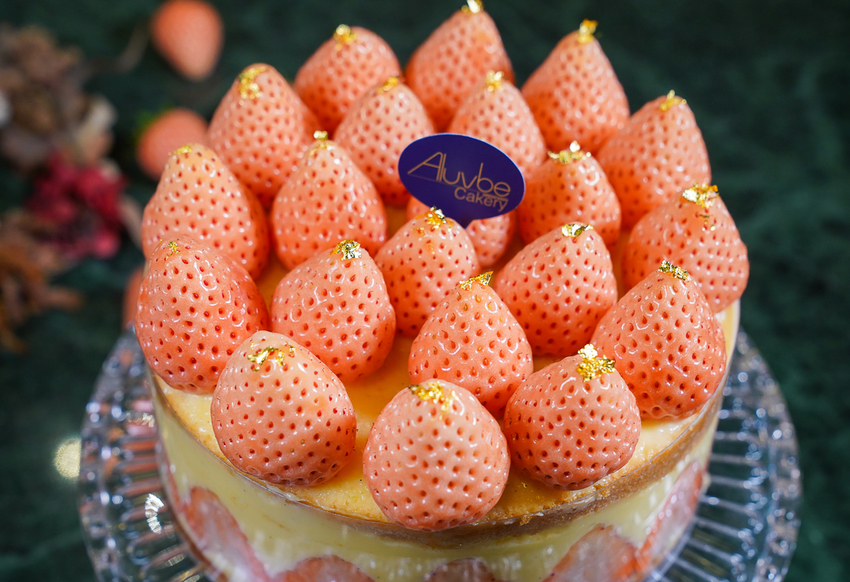 [高雄]艾樂比手作烘焙坊-冬季限定必吃!紅遍全台的重量級法式草莓蛋糕 - 美食好芃友