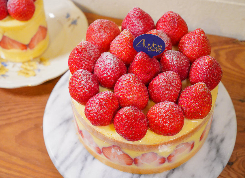[高雄]艾樂比手作烘焙坊-冬季限定必吃!紅遍全台的重量級法式草莓蛋糕 - 美食好芃友