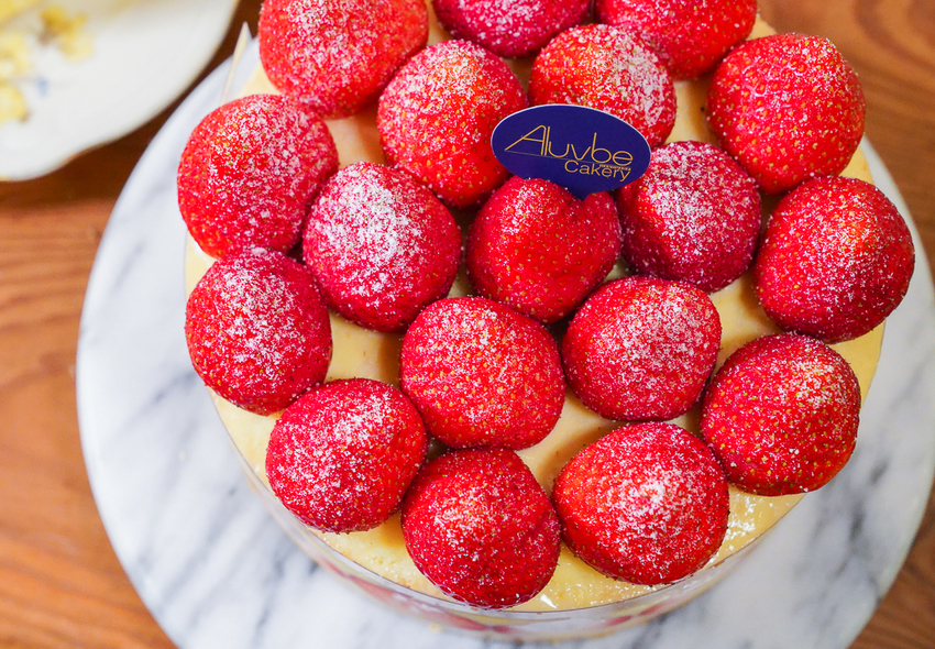 [高雄]艾樂比手作烘焙坊-冬季限定必吃!紅遍全台的重量級法式草莓蛋糕 - 美食好芃友