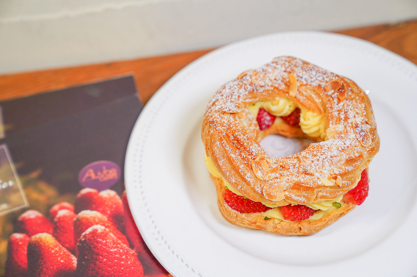 [高雄]艾樂比手作烘焙坊-冬季限定必吃!紅遍全台的重量級法式草莓蛋糕 - 美食好芃友