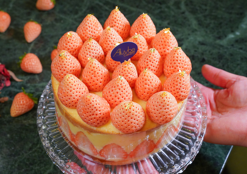 [高雄]艾樂比手作烘焙坊-冬季限定必吃!紅遍全台的重量級法式草莓蛋糕 - 美食好芃友