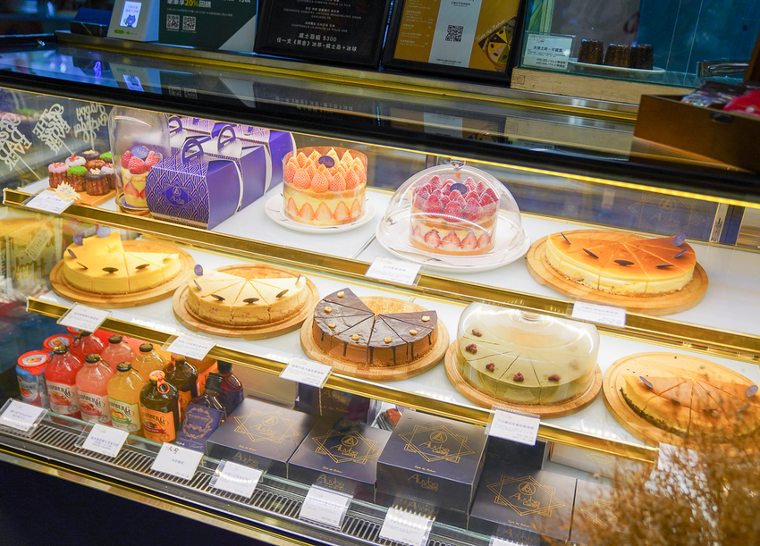 [高雄]艾樂比手作烘焙坊-冬季限定必吃!紅遍全台的重量級法式草莓蛋糕 - 美食好芃友