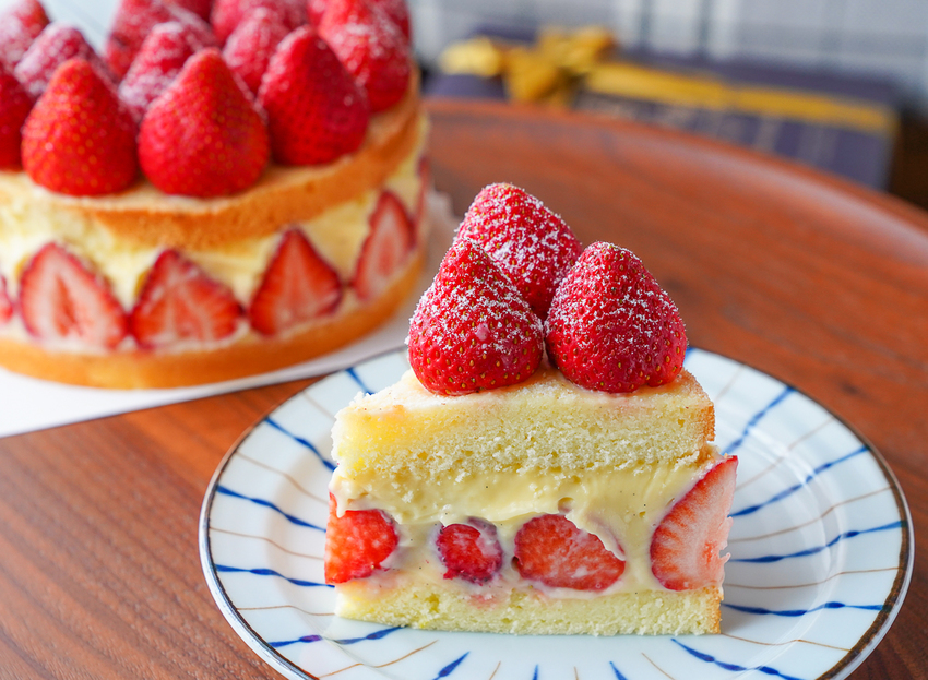 [高雄]艾樂比手作烘焙坊-冬季限定必吃!紅遍全台的重量級法式草莓蛋糕 - 美食好芃友