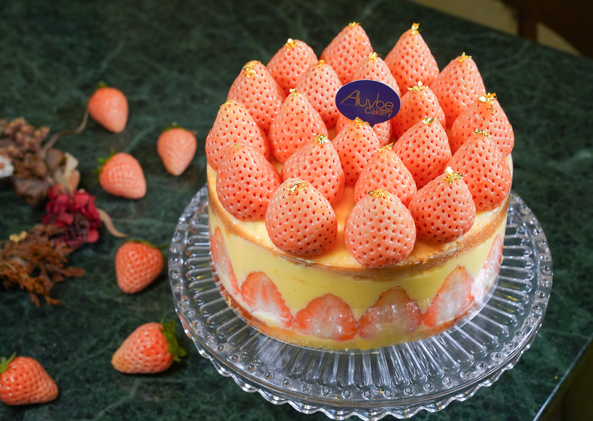 [高雄]艾樂比手作烘焙坊-冬季限定必吃!紅遍全台的重量級法式草莓蛋糕 - 美食好芃友