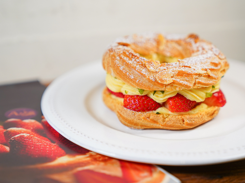 [高雄]艾樂比手作烘焙坊-冬季限定必吃!紅遍全台的重量級法式草莓蛋糕 - 美食好芃友