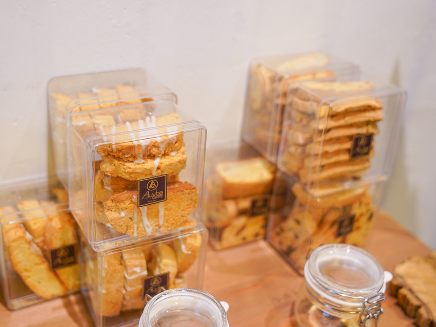 [高雄]艾樂比手作烘焙坊-冬季限定必吃!紅遍全台的重量級法式草莓蛋糕 - 美食好芃友