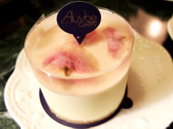 高雄甜點推薦【艾樂比手作烘焙坊】老屋夢幻甜點饗宴！全台必吃法式草莓蛋糕在這！蛋糕/點心/禮盒都搶手