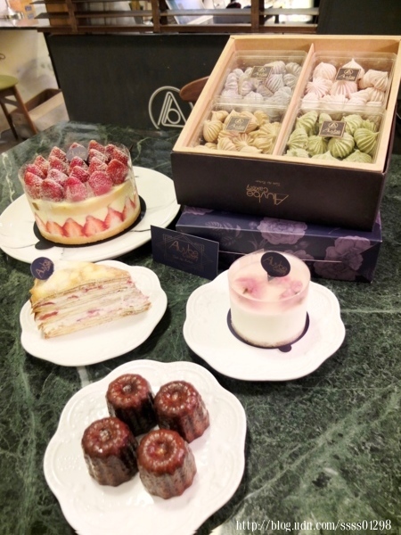 高雄甜點推薦【艾樂比手作烘焙坊】老屋夢幻甜點饗宴！全台必吃法式草莓蛋糕在這！蛋糕/點心/禮盒都搶手