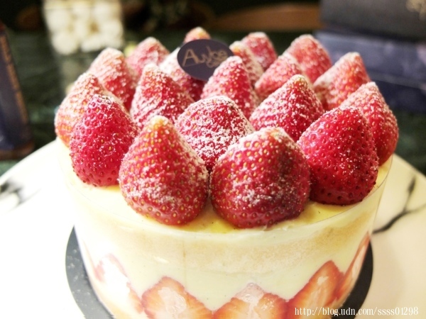 高雄甜點推薦【艾樂比手作烘焙坊】老屋夢幻甜點饗宴！全台必吃法式草莓蛋糕在這！蛋糕/點心/禮盒都搶手