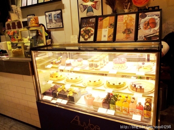 高雄甜點推薦【艾樂比手作烘焙坊】老屋夢幻甜點饗宴！全台必吃法式草莓蛋糕在這！蛋糕/點心/禮盒都搶手