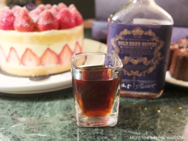 高雄甜點推薦【艾樂比手作烘焙坊】老屋夢幻甜點饗宴！全台必吃法式草莓蛋糕在這！蛋糕/點心/禮盒都搶手