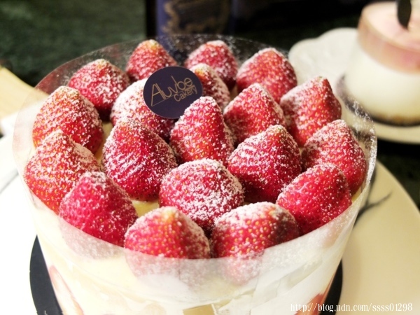 高雄甜點推薦【艾樂比手作烘焙坊】老屋夢幻甜點饗宴！全台必吃法式草莓蛋糕在這！蛋糕/點心/禮盒都搶手