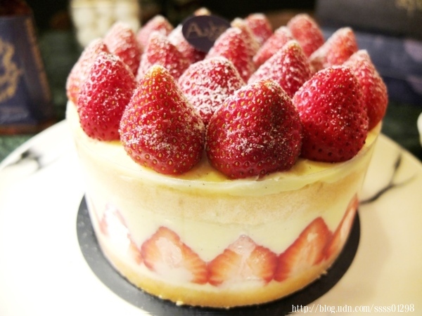 高雄甜點推薦【艾樂比手作烘焙坊】老屋夢幻甜點饗宴！全台必吃法式草莓蛋糕在這！蛋糕/點心/禮盒都搶手