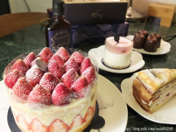 高雄甜點推薦【艾樂比手作烘焙坊】老屋夢幻甜點饗宴！全台必吃法式草莓蛋糕在這！蛋糕/點心/禮盒都搶手