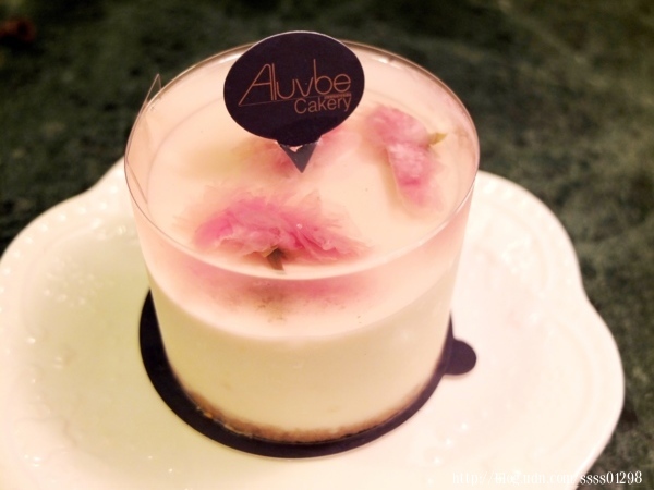 高雄甜點推薦【艾樂比手作烘焙坊】老屋夢幻甜點饗宴！全台必吃法式草莓蛋糕在這！蛋糕/點心/禮盒都搶手