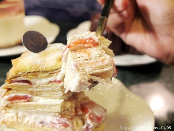 高雄甜點推薦【艾樂比手作烘焙坊】老屋夢幻甜點饗宴！全台必吃法式草莓蛋糕在這！蛋糕/點心/禮盒都搶手