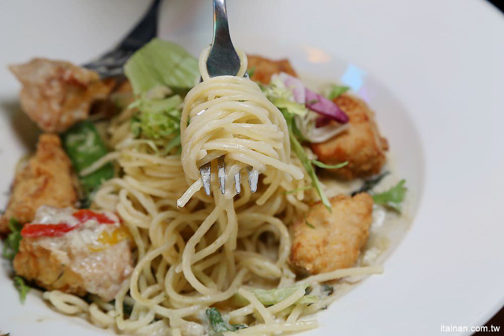 台南美食｜鐵木匠複合式餐廳~復古工業風秘密基地裡視覺與味覺的高CP值餐廳｜火鍋｜燉飯｜義大利麵 - 台南好Food遊