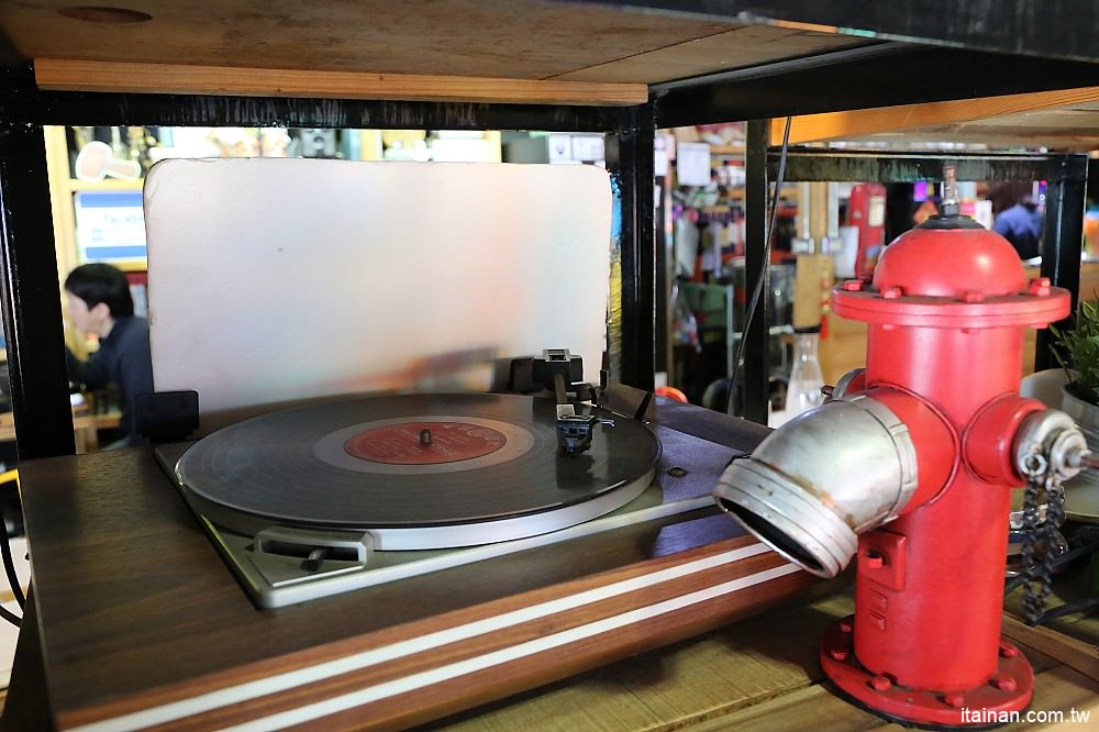 台南美食｜鐵木匠複合式餐廳~復古工業風秘密基地裡視覺與味覺的高CP值餐廳｜火鍋｜燉飯｜義大利麵 - 台南好Food遊