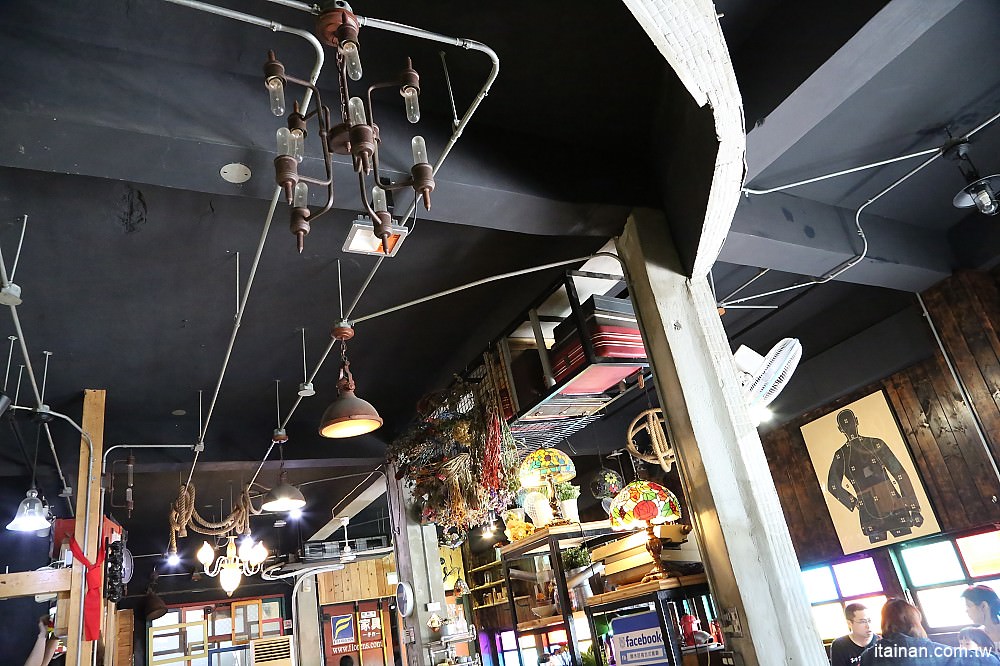 台南美食｜鐵木匠複合式餐廳~復古工業風秘密基地裡視覺與味覺的高CP值餐廳｜火鍋｜燉飯｜義大利麵 - 台南好Food遊