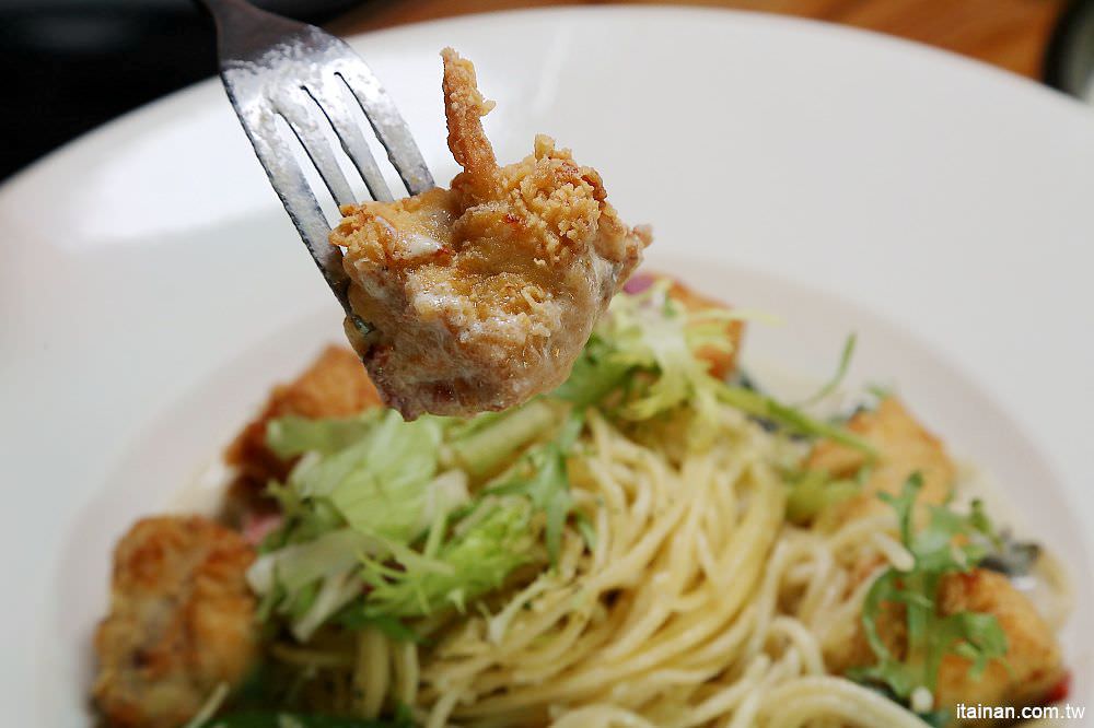 台南美食｜鐵木匠複合式餐廳~復古工業風秘密基地裡視覺與味覺的高CP值餐廳｜火鍋｜燉飯｜義大利麵 - 台南好Food遊