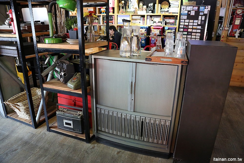 台南美食｜鐵木匠複合式餐廳~復古工業風秘密基地裡視覺與味覺的高CP值餐廳｜火鍋｜燉飯｜義大利麵 - 台南好Food遊