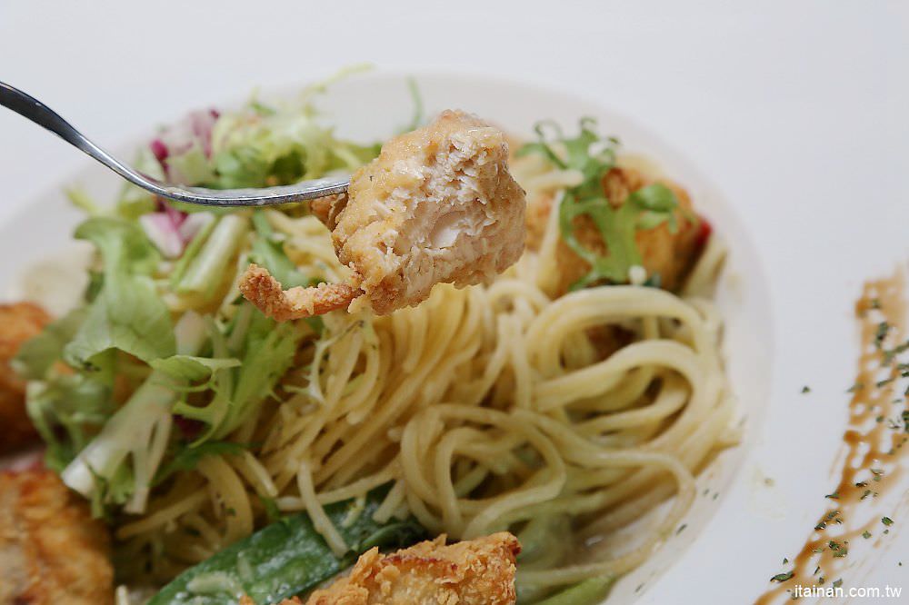 台南美食｜鐵木匠複合式餐廳~復古工業風秘密基地裡視覺與味覺的高CP值餐廳｜火鍋｜燉飯｜義大利麵 - 台南好Food遊