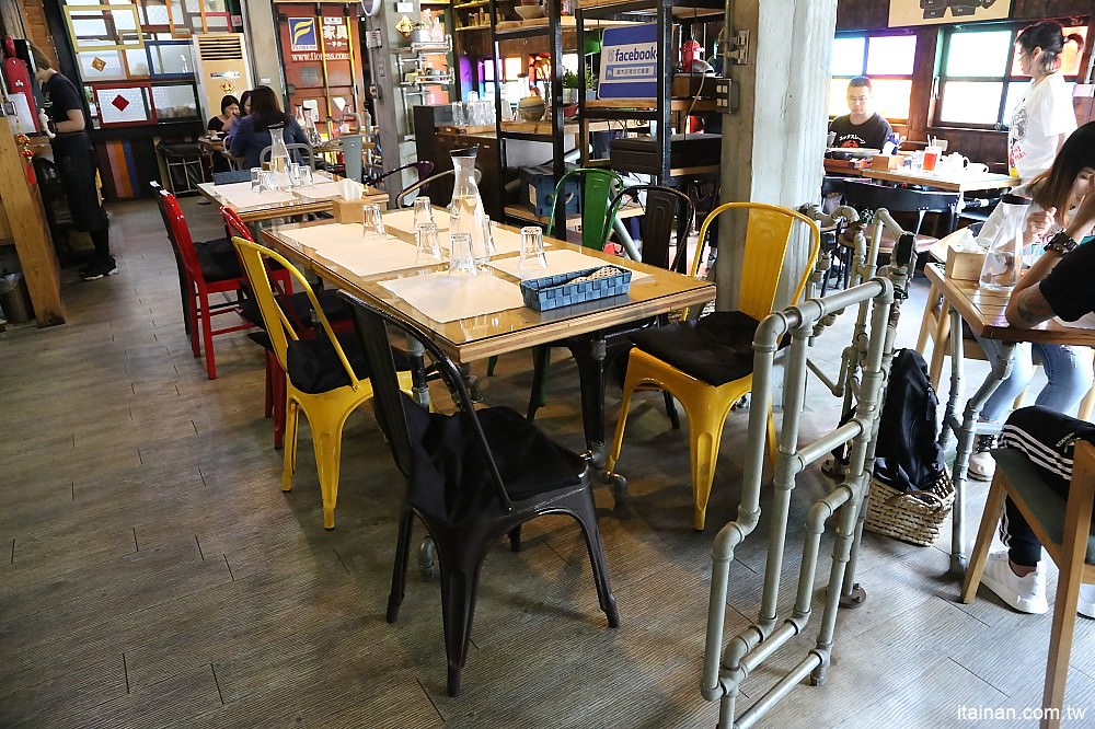 台南美食｜鐵木匠複合式餐廳~復古工業風秘密基地裡視覺與味覺的高CP值餐廳｜火鍋｜燉飯｜義大利麵 - 台南好Food遊