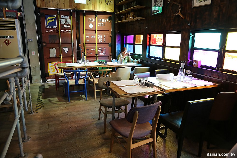 台南美食｜鐵木匠複合式餐廳~復古工業風秘密基地裡視覺與味覺的高CP值餐廳｜火鍋｜燉飯｜義大利麵 - 台南好Food遊